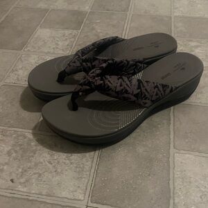 Clark’s cushion flip flop gray